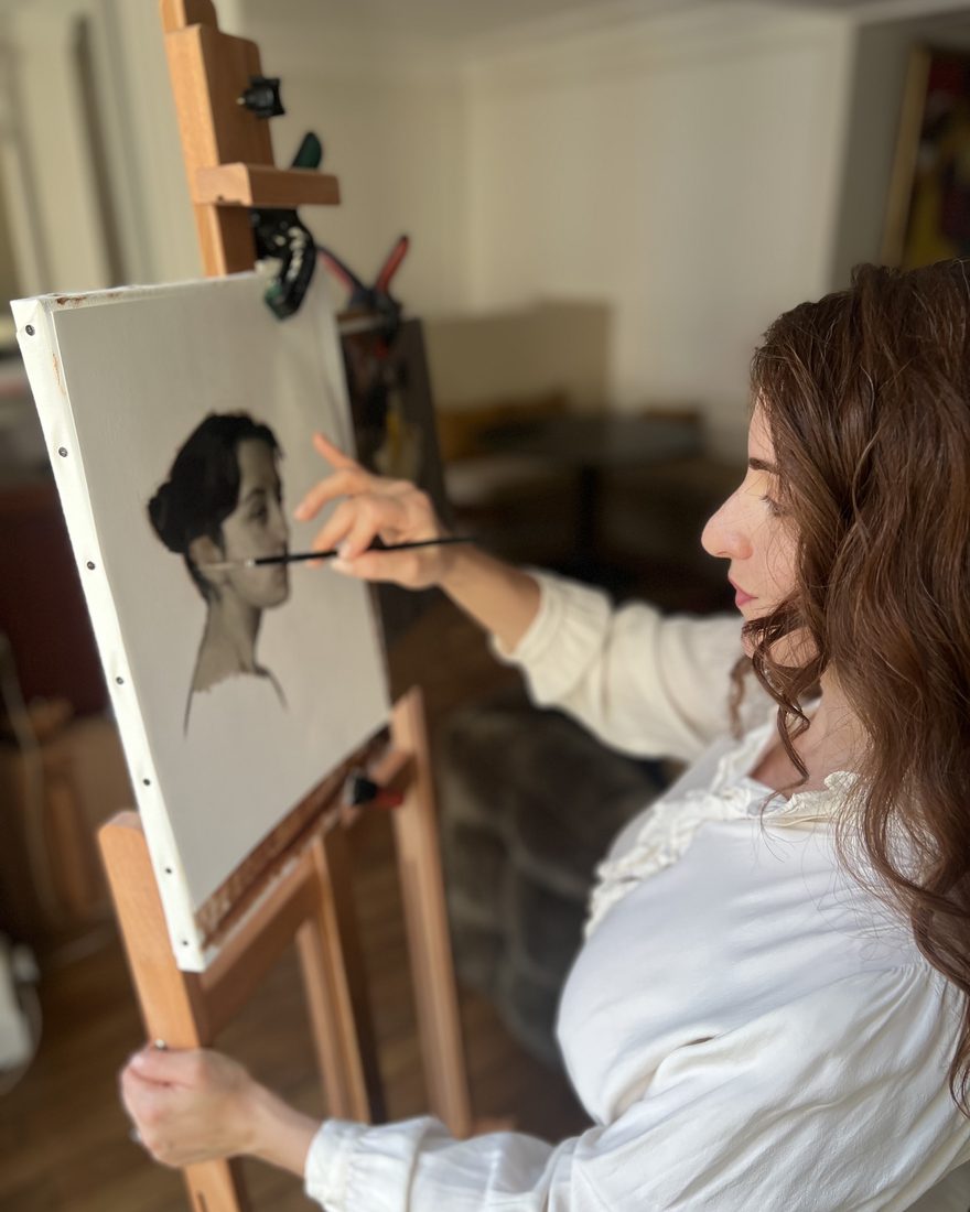 Handan Uslu-Desachy painting a portrait at the studio